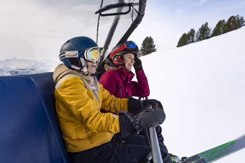 Junge Mädels auf Skilift